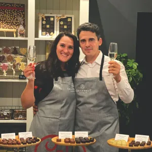 Anca și Toni, fondatorii ciocolateriei Choco Toni, în magazinul lor din București