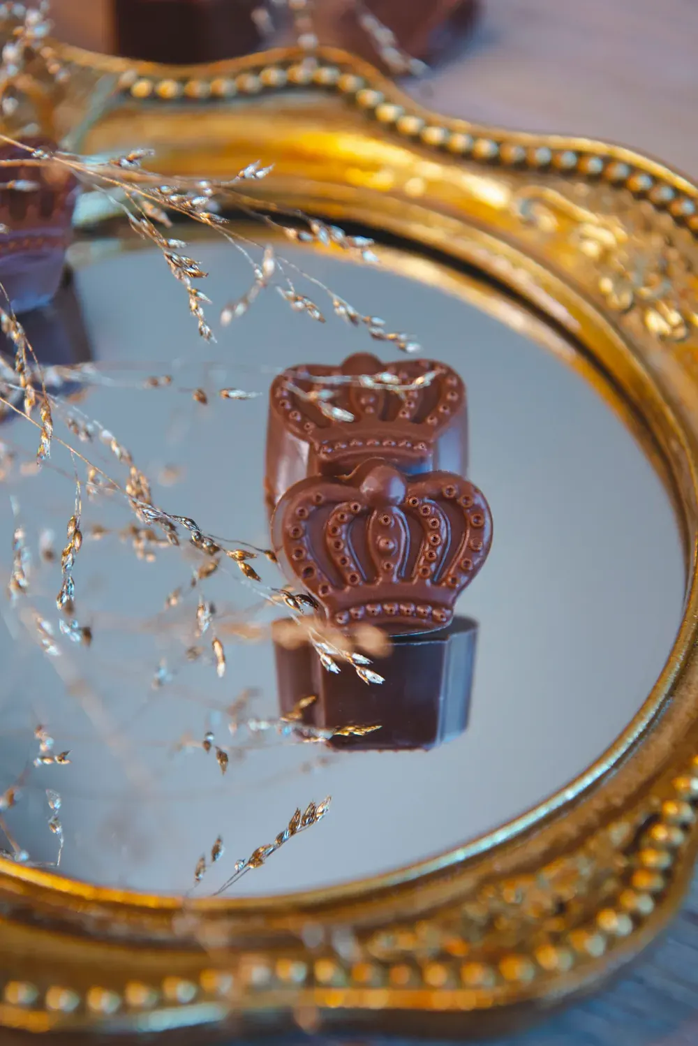 Bomboane-coroană din ciocolată cu lapte și cremă de whiskey Choco Toni, pe o oglindă aurie
