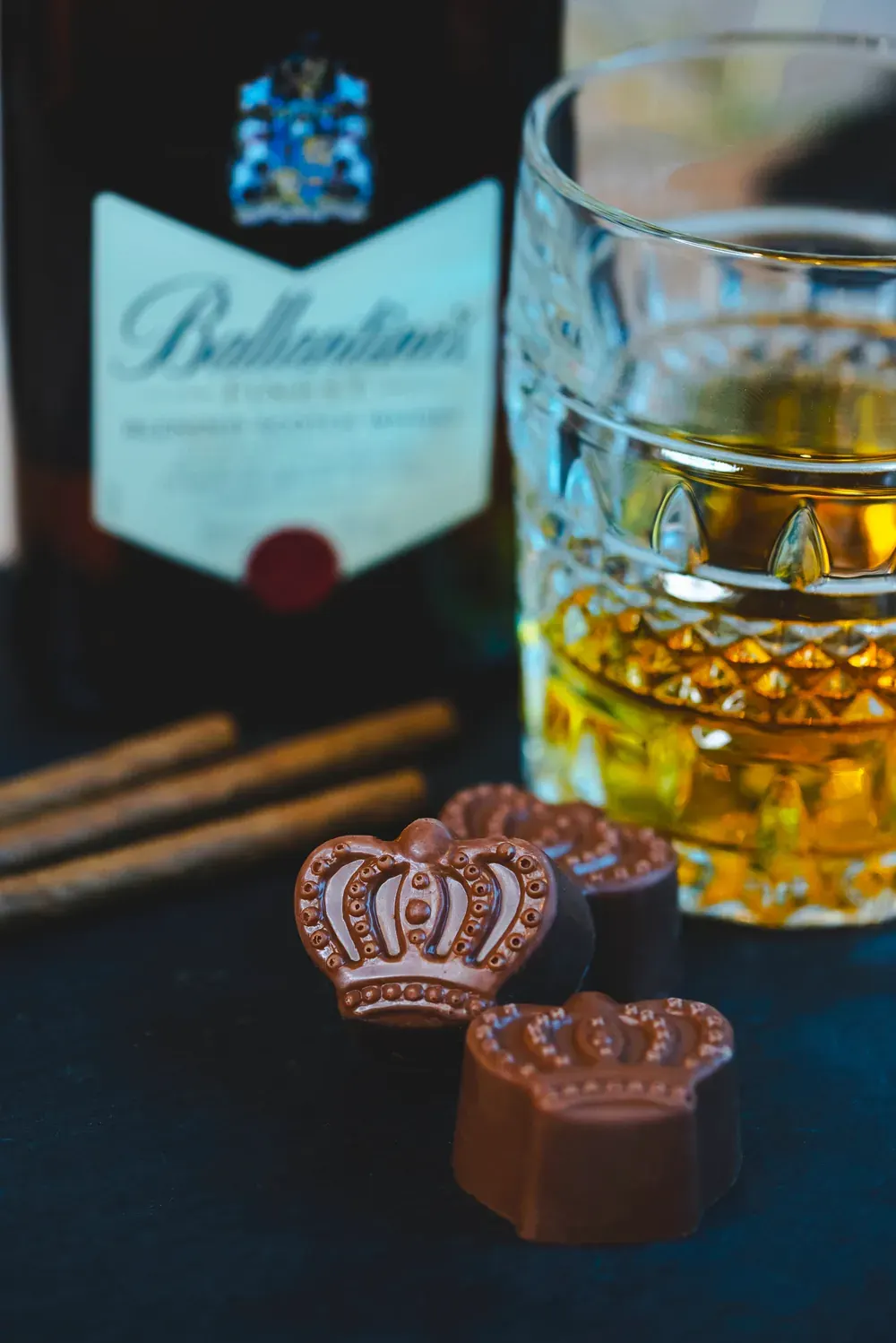 Bomboane-coroană din ciocolată cu cremă de whiskey Choco Toni, lângă un pahar de whisky
