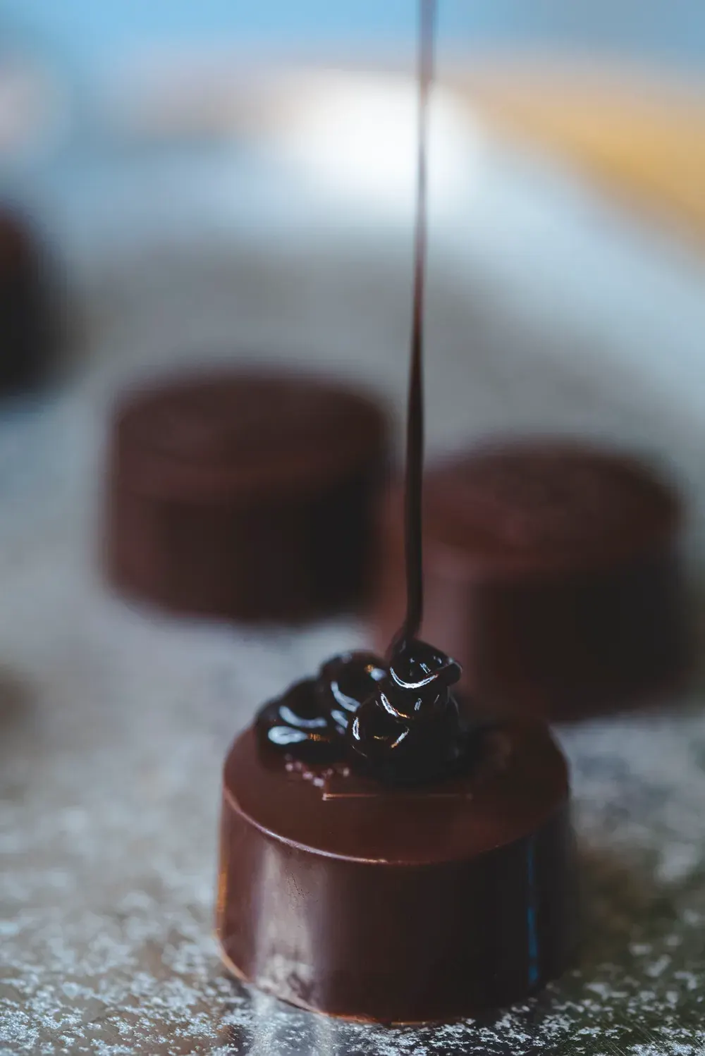Ciocolată topită turnată peste o bomboană de ciocolată neagră cu cremă de șampanie Choco Toni