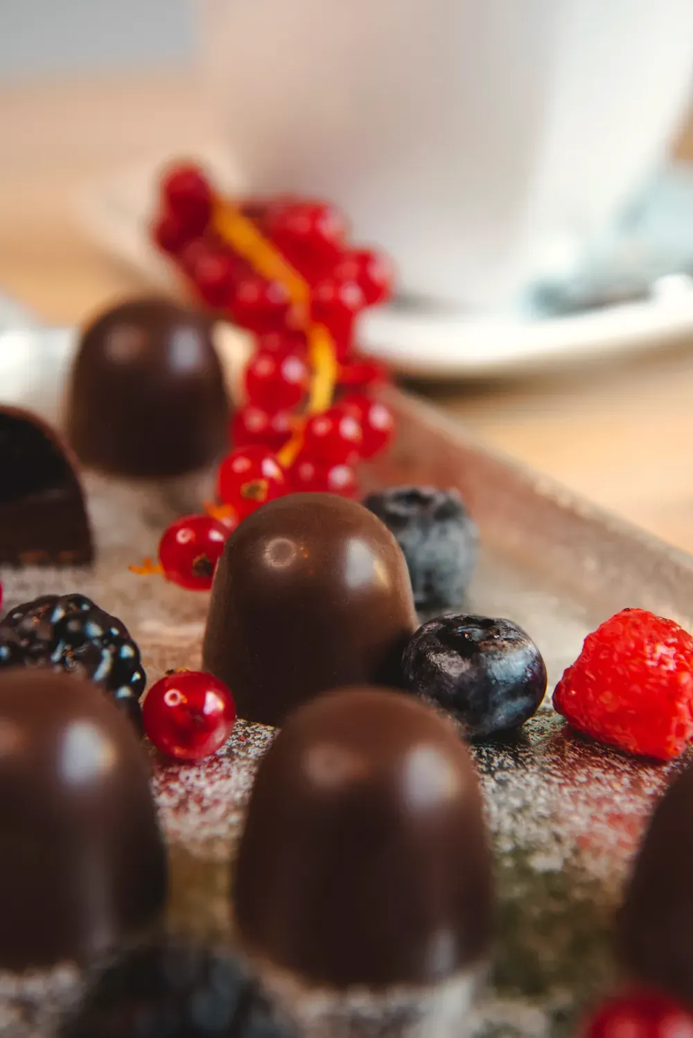 Bomboane de ciocolată neagră cu fructe de pădure și violete Choco Toni, printre coacăze și mure