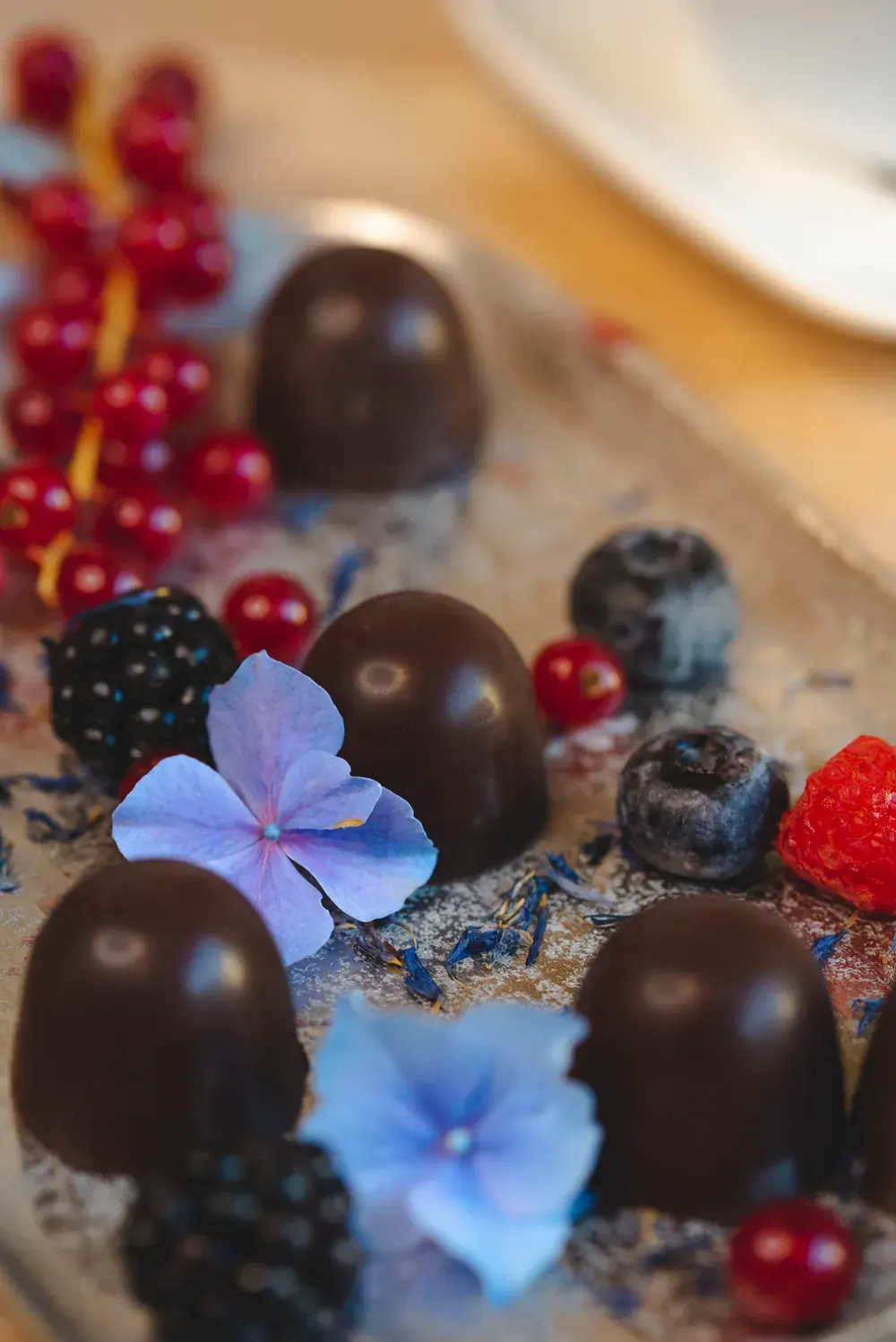Bomboane de ciocolată neagră cu fructe de pădure și violete Choco Toni, cu flori de violete