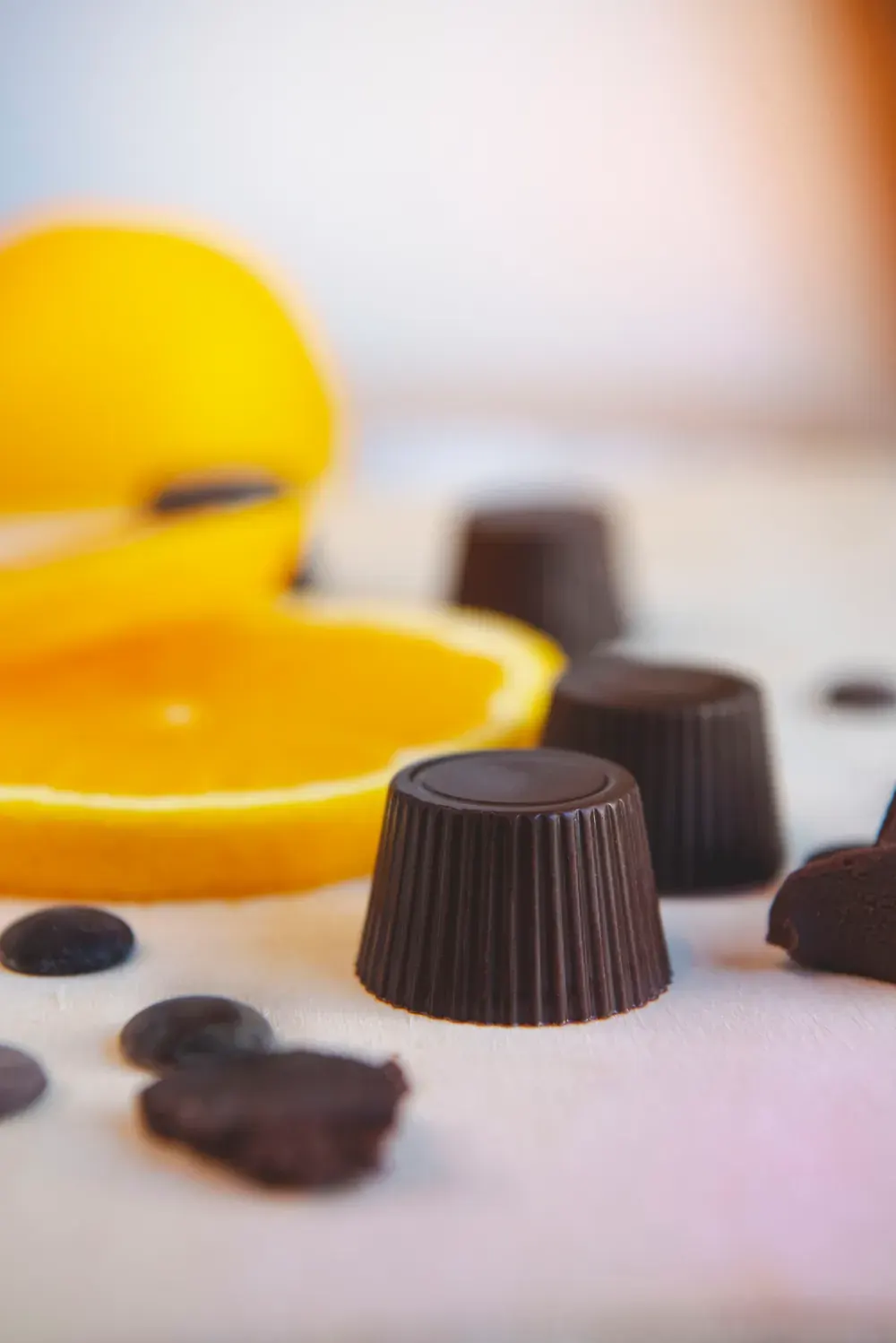 Bomboane de ciocolată neagră cu portocale Choco Toni, cu felii de portocală