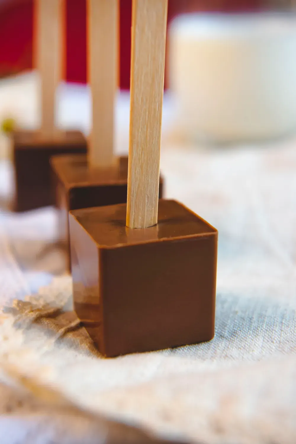 Ciocolată caldă cu lapte Choco Toni pe băț: cuburi de ciocolată gata de topit