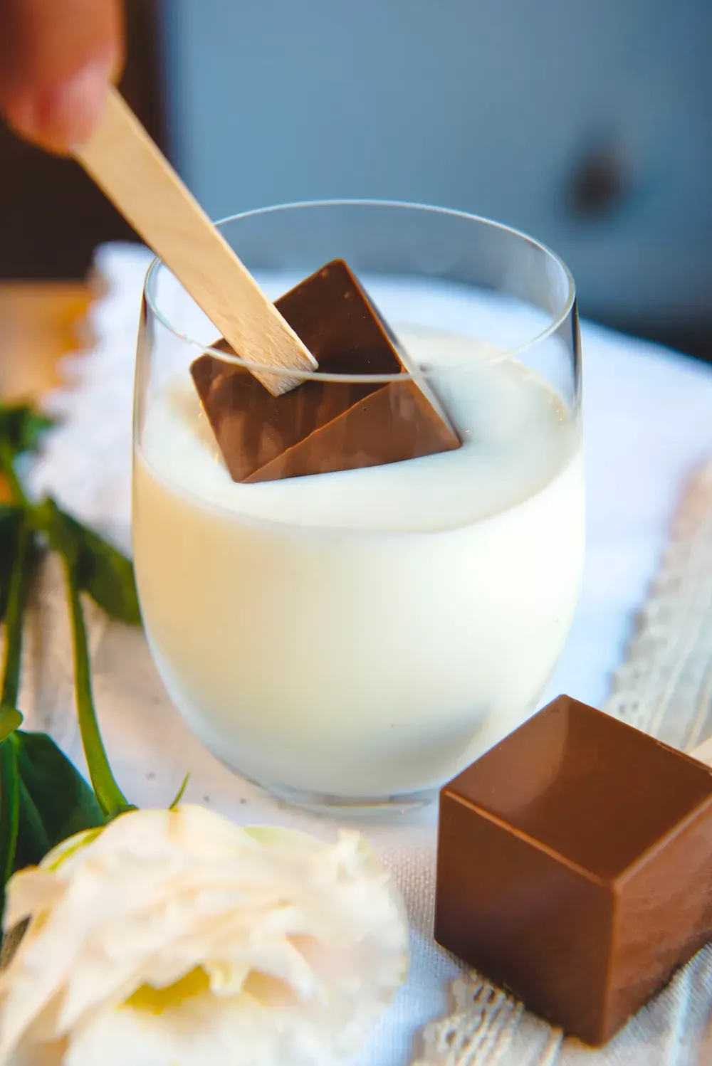 Ciocolată caldă cu lapte Choco Toni pe băț, topită într-un pahar cu lapte cald