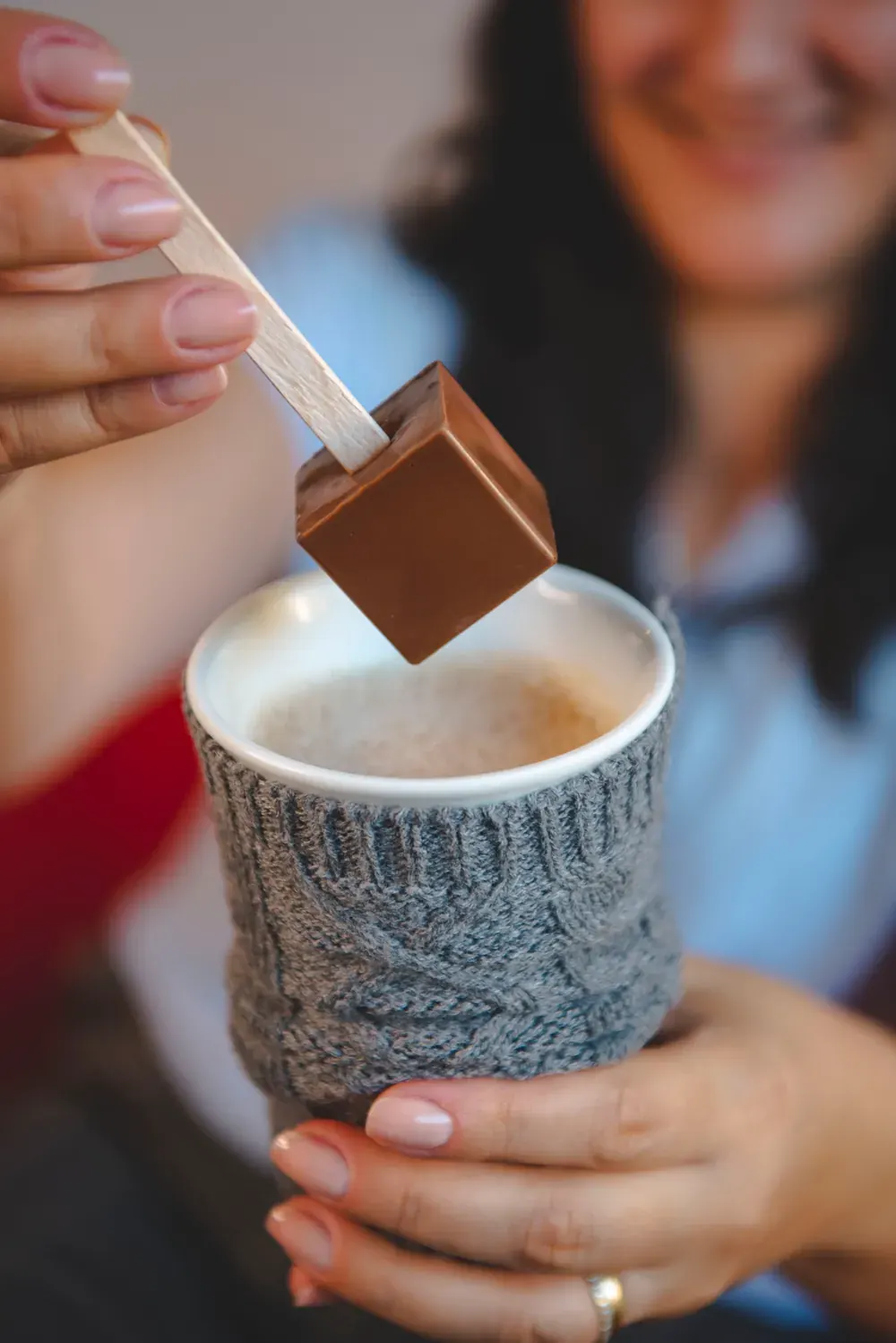 Ciocolată caldă cu lapte Choco Toni pe băț, topită într-o cană cu lapte cald