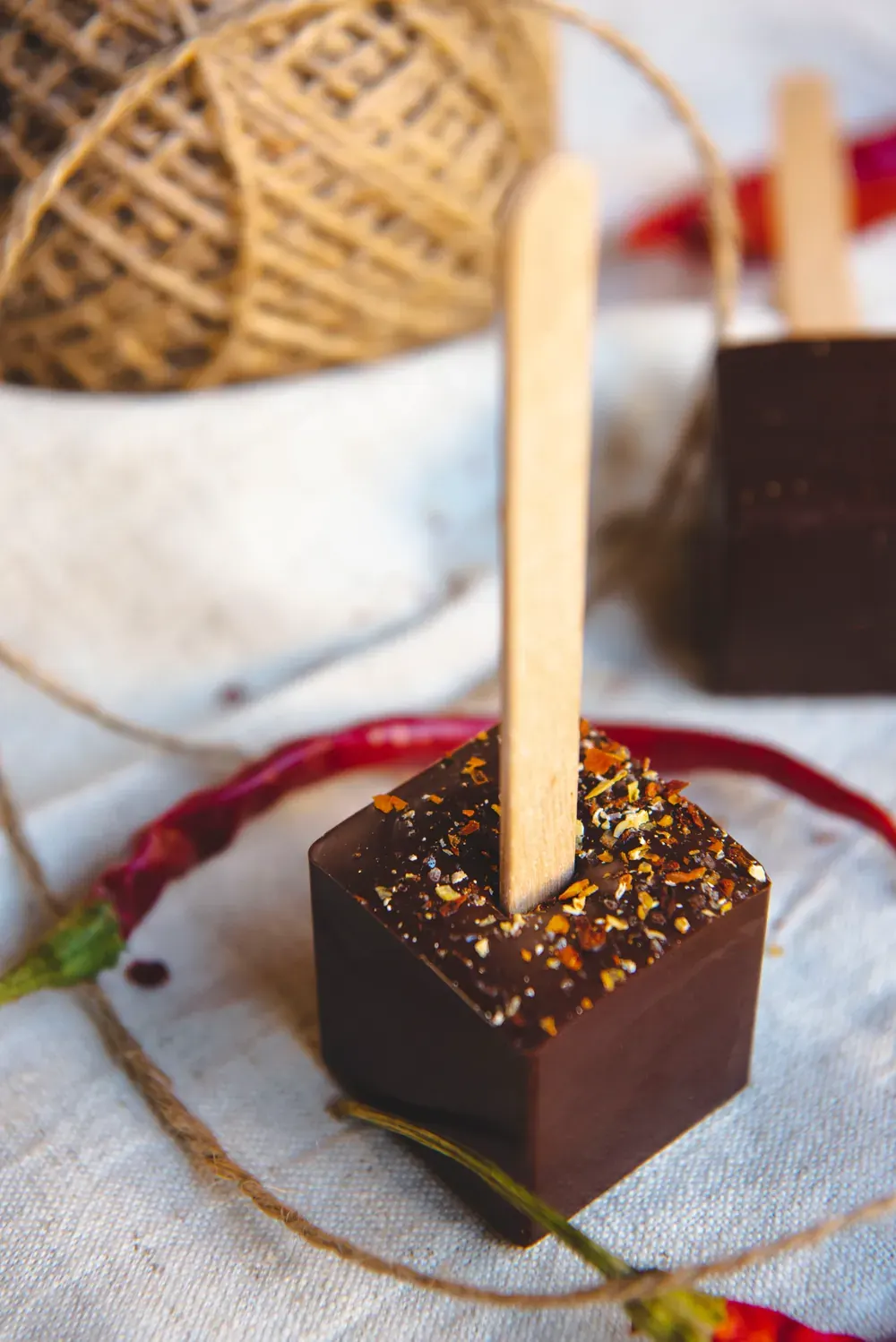 Cub de ciocolată caldă neagră cu chilli Choco Toni pe băț, cu sfoară și ardei iute