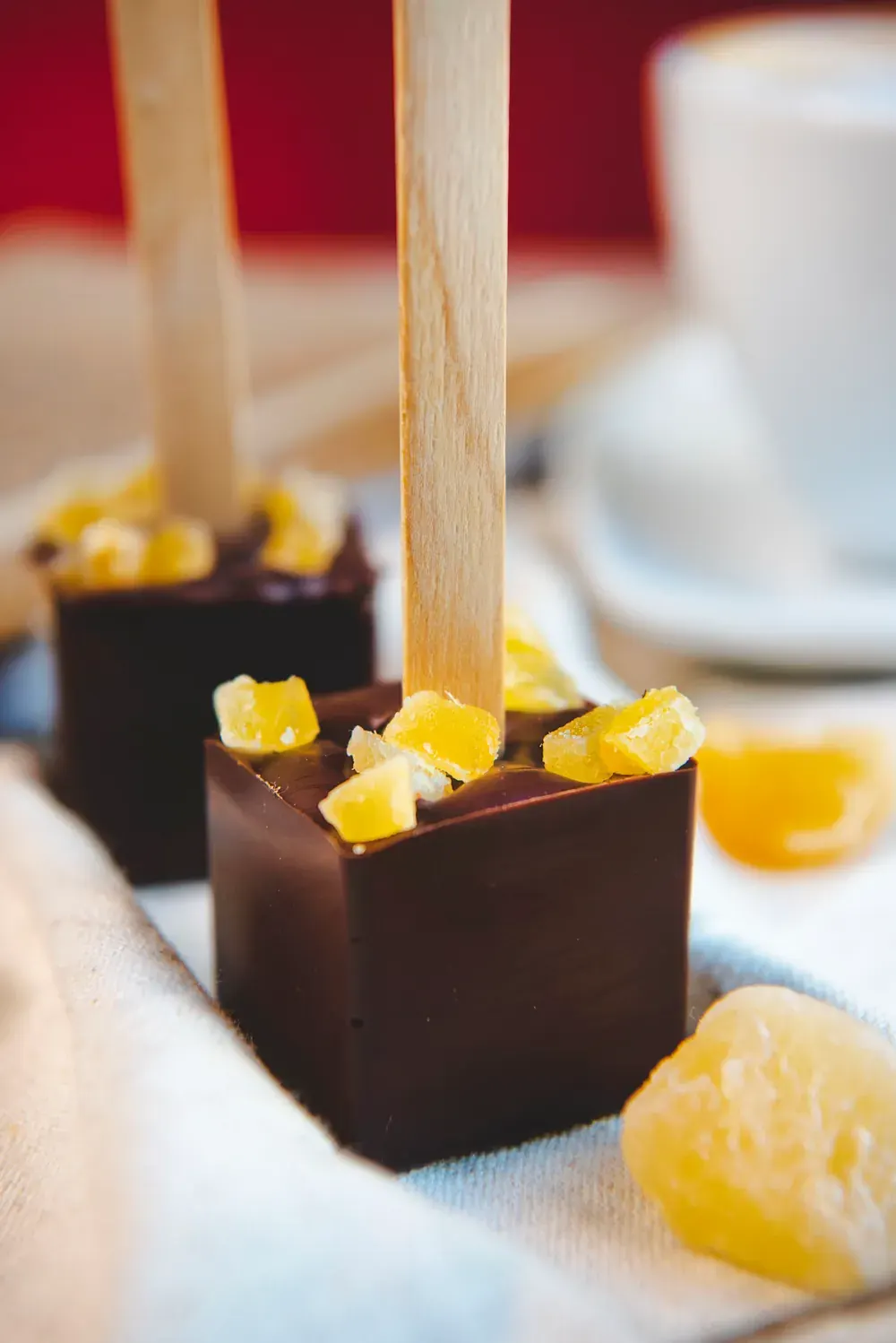 Cuburi de ciocolată caldă neagră cu ghimbir Choco Toni pe băț, cu bucăți de ghimbir