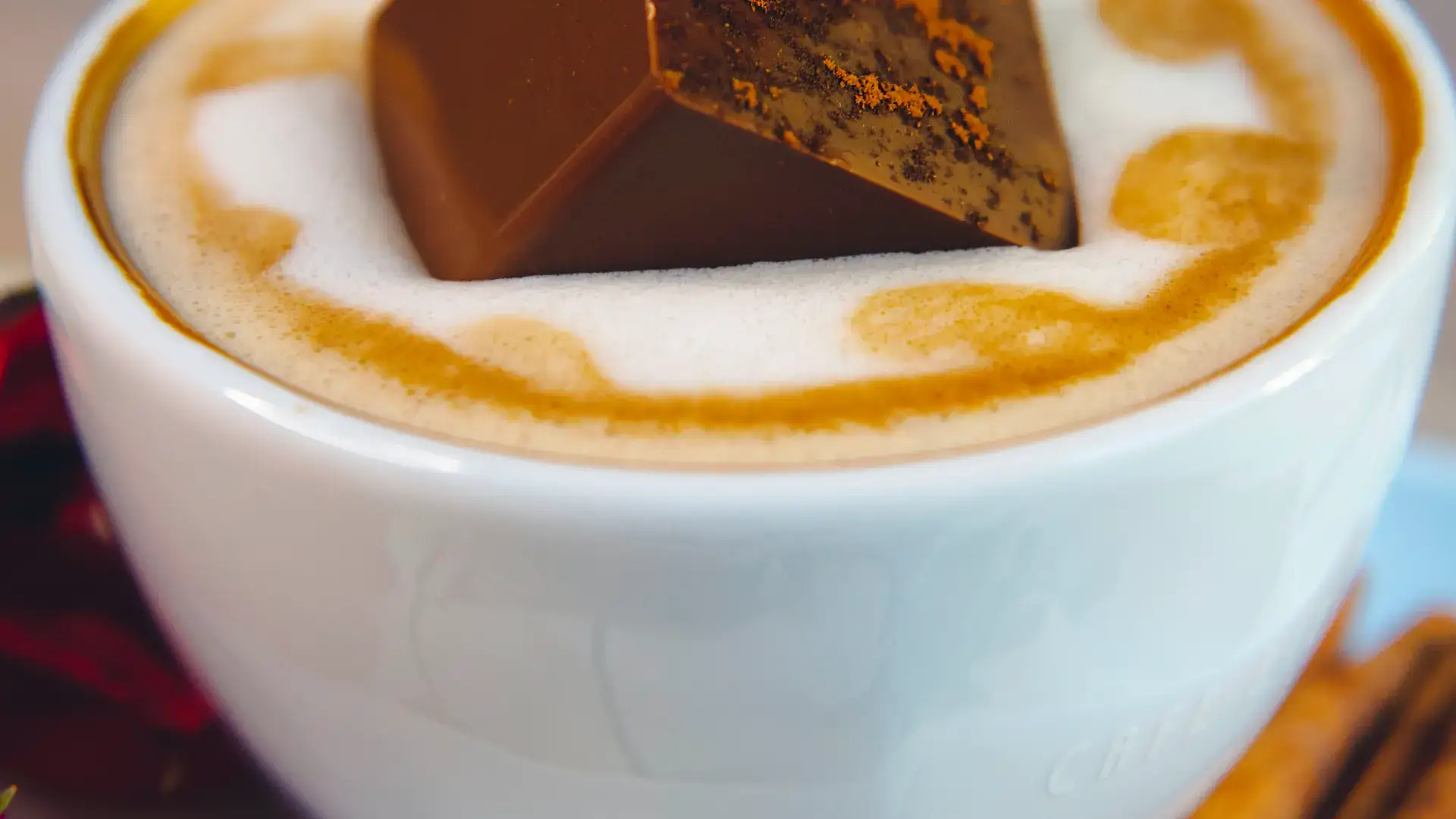 Ciocolată caldă Choco Toni pe băț, topită într-un cappuccino
