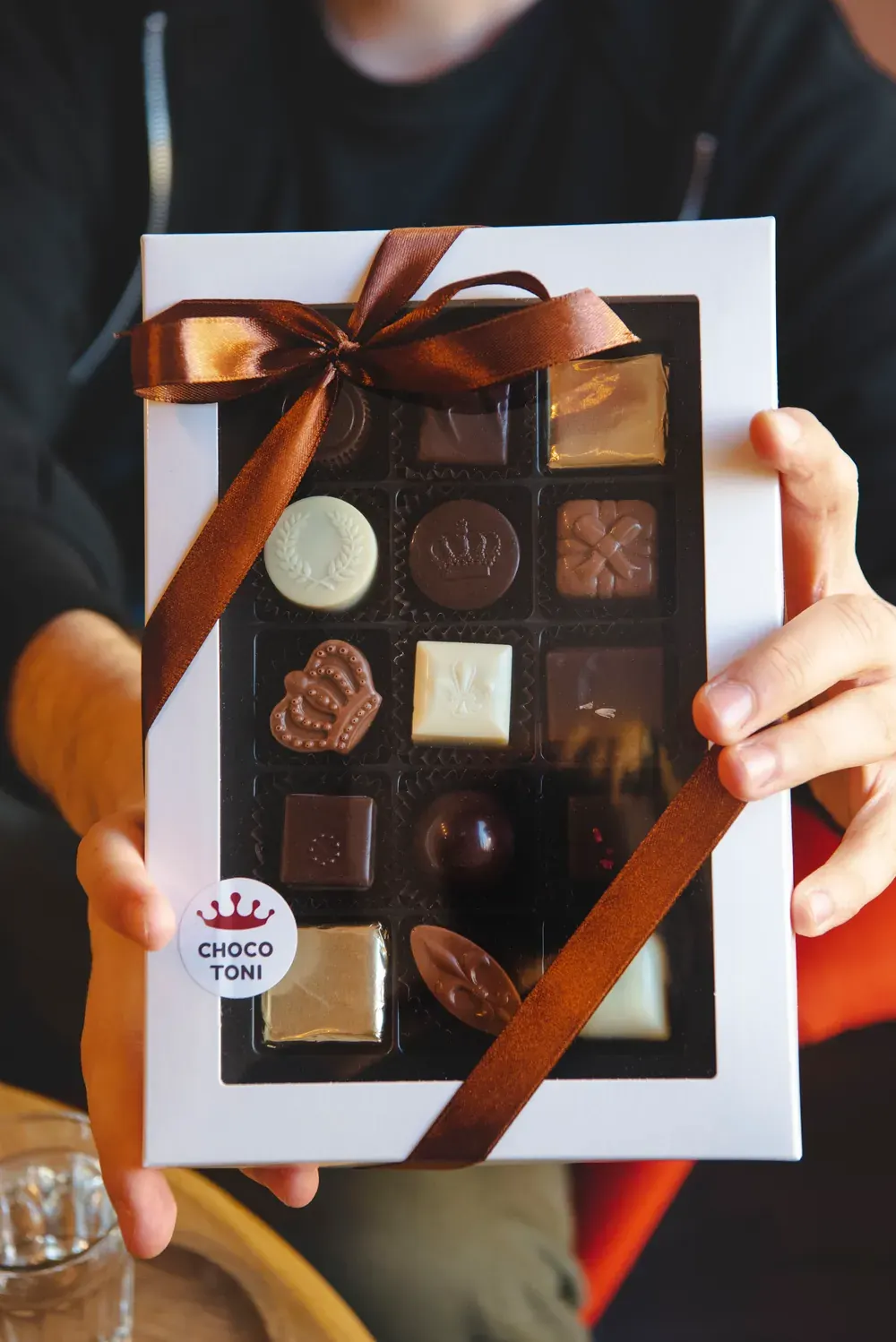 Cutie cadou cu bomboane Choco Toni, legată cu fundă de satin