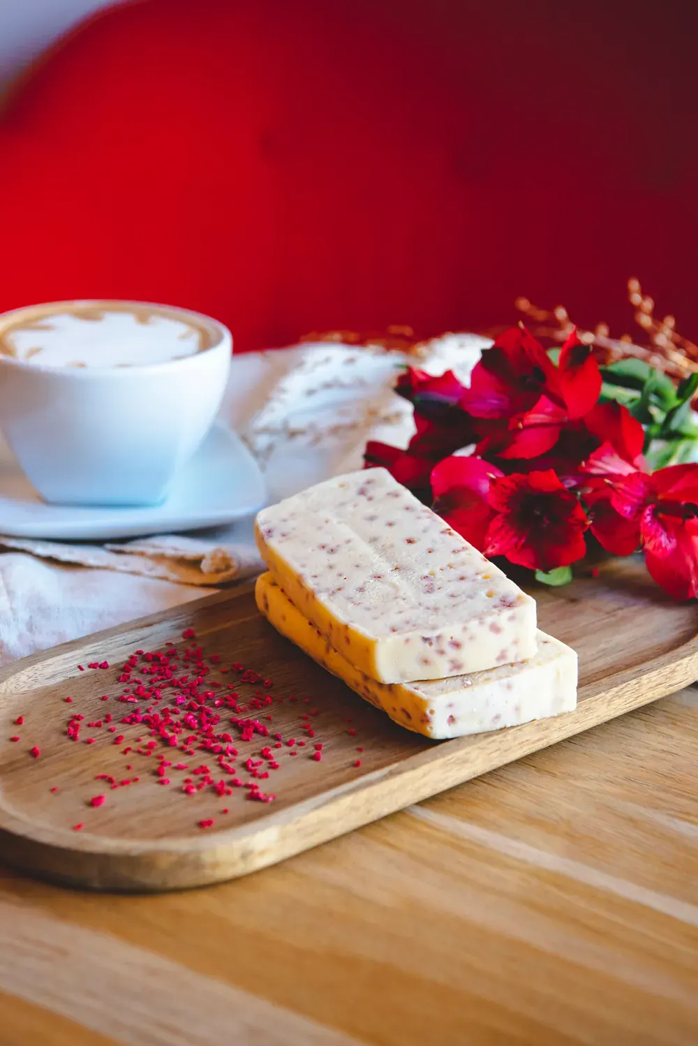Fudge de ciocolată albă cu zmeură și limoncello Choco Toni, lângă o cafea și trandafiri roșii