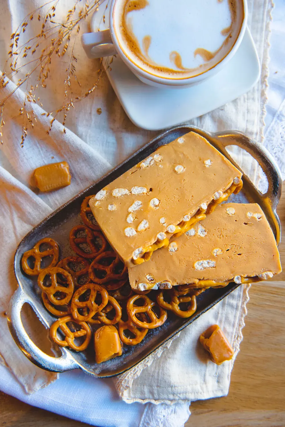 Felii de fudge cu caramel și pretzels Choco Toni pe o tavă argintie, văzute de sus