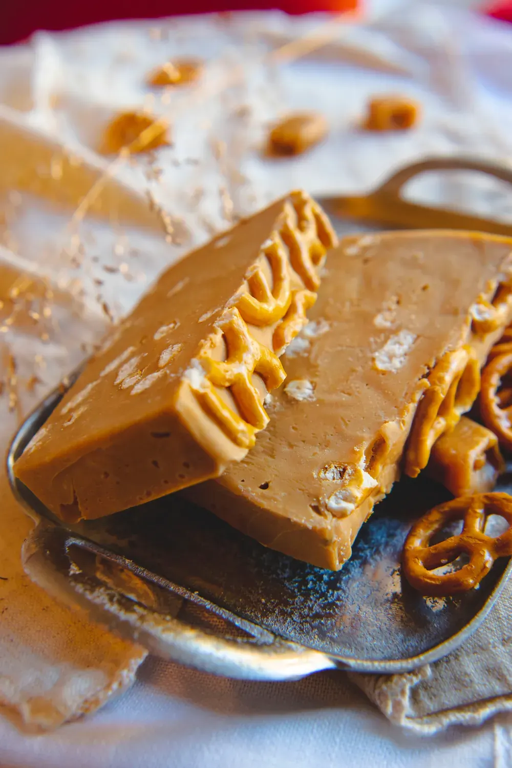 Felii de fudge de ciocolată cu lapte, caramel și pretzels Choco Toni, de aproape
