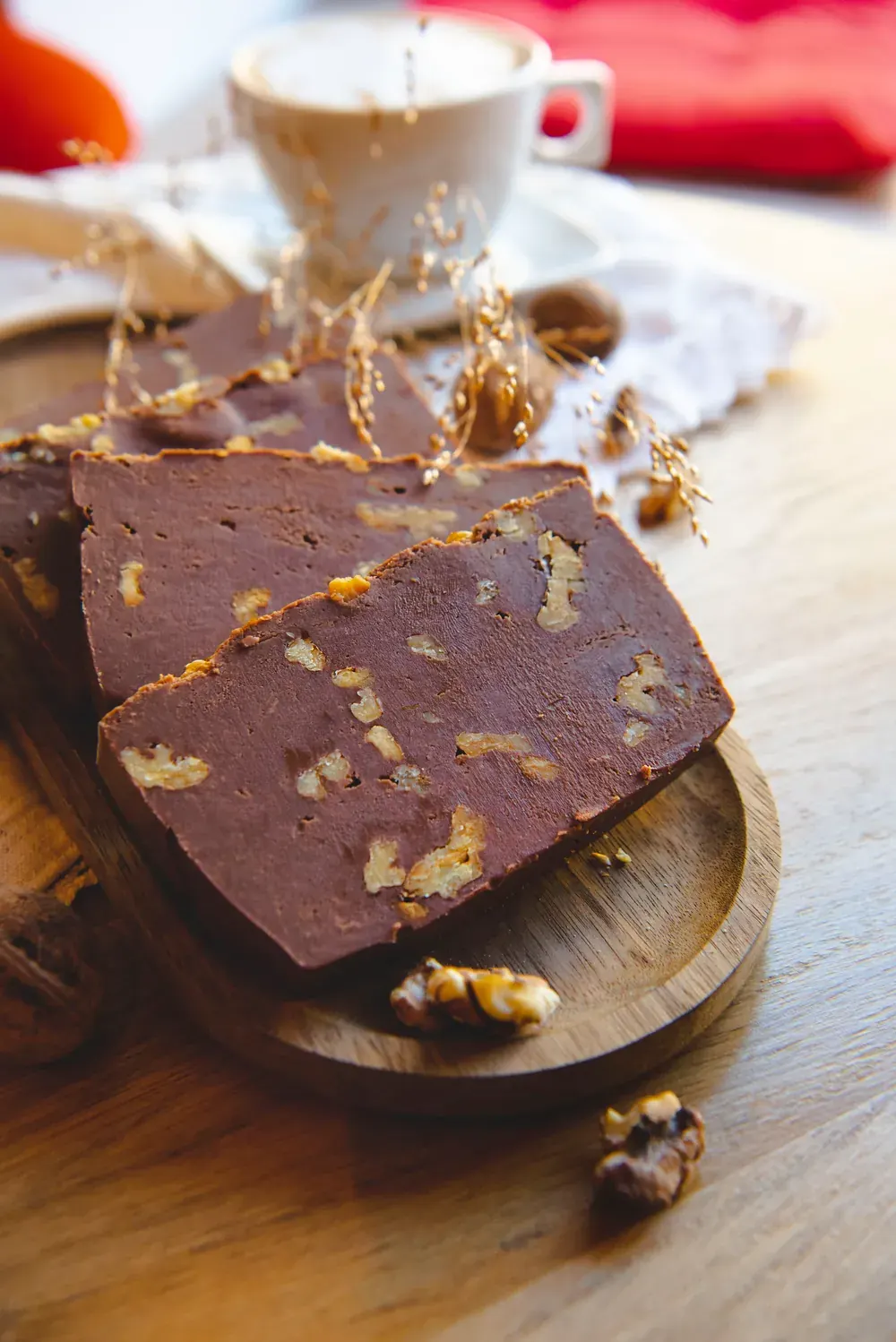 Felii de fudge de ciocolată cu lapte și nuci Choco Toni, cu miez de nucă