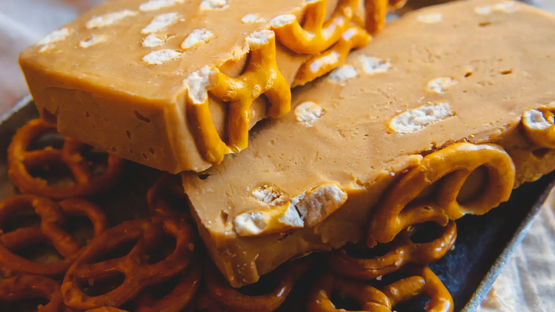 Fudge cu caramel și pretzels Choco Toni, de aproape