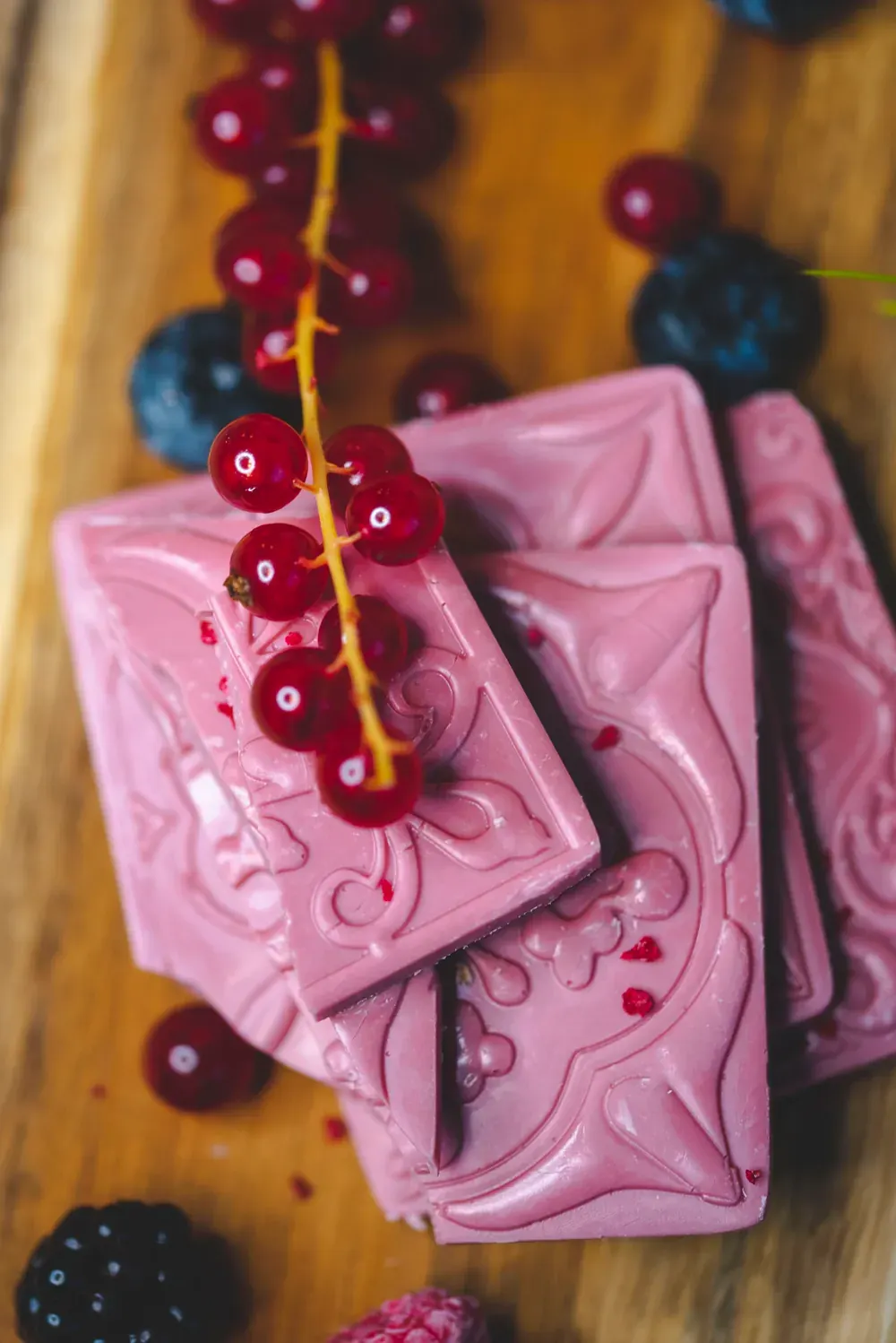 Tablete roz de ciocolată ruby Choco Toni cu coacăze și afine, văzute de sus