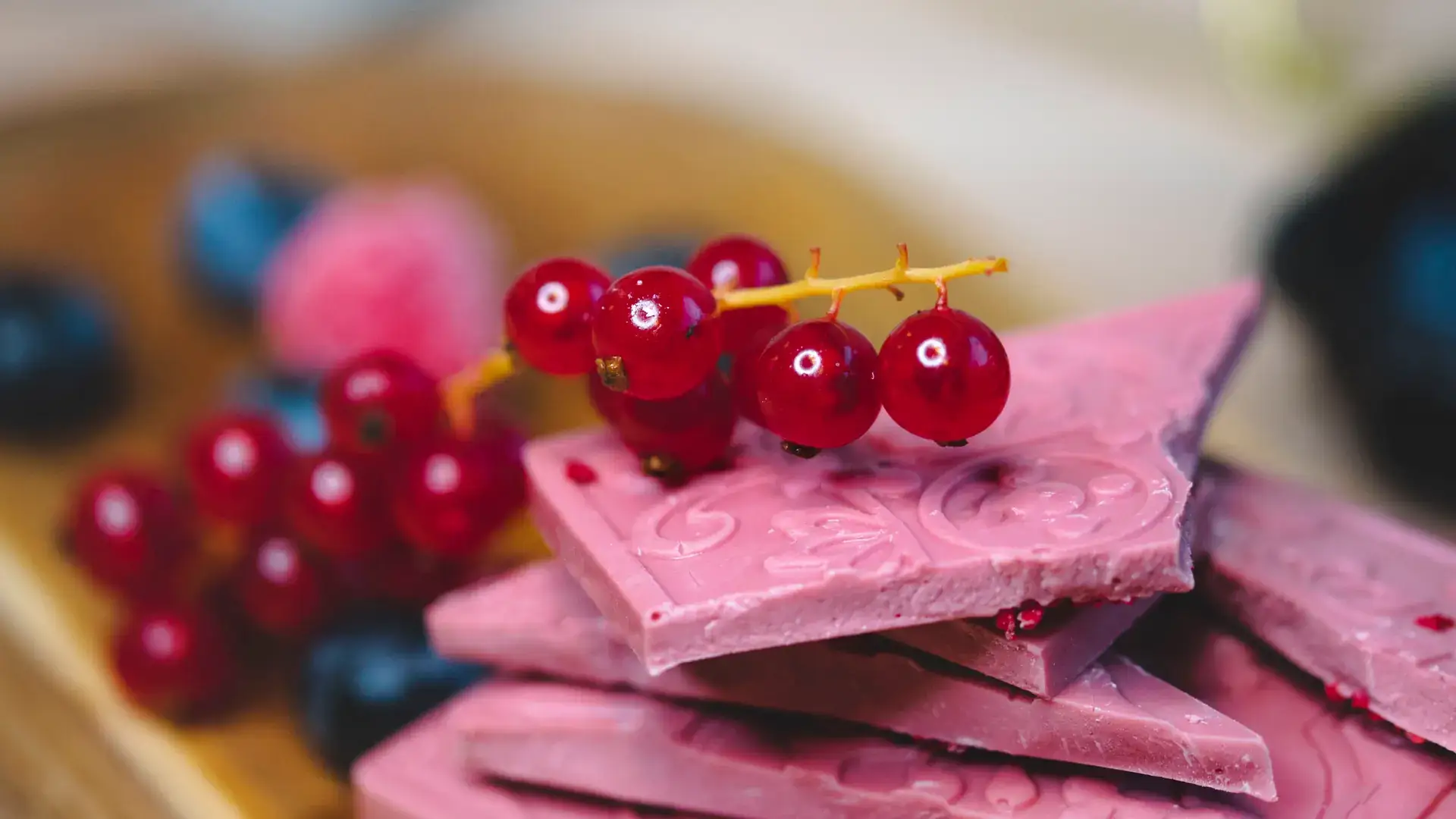 Tablete de ciocolată ruby Choco Toni cu coacăze roșii